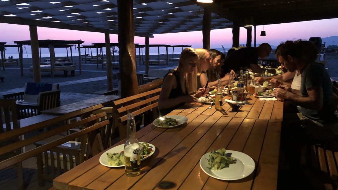 Ulcinj: Gemeisames Essen an der angrenzenden Kite- und Wingsurf Station