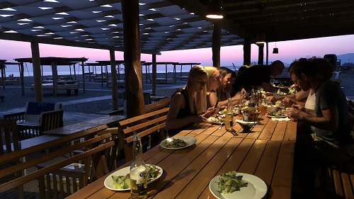 Ulcinj: Es ist auch möglich, sich etwas an der Kitesurfstation zu bestellen.