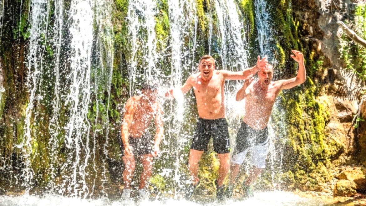 Ulcinj: Abkühlung an einem Wasserfall in der Nähe von Ulcinj Ulcinj: Abkühlung an einem Wasserfall in der Nähe von Ulcinj
