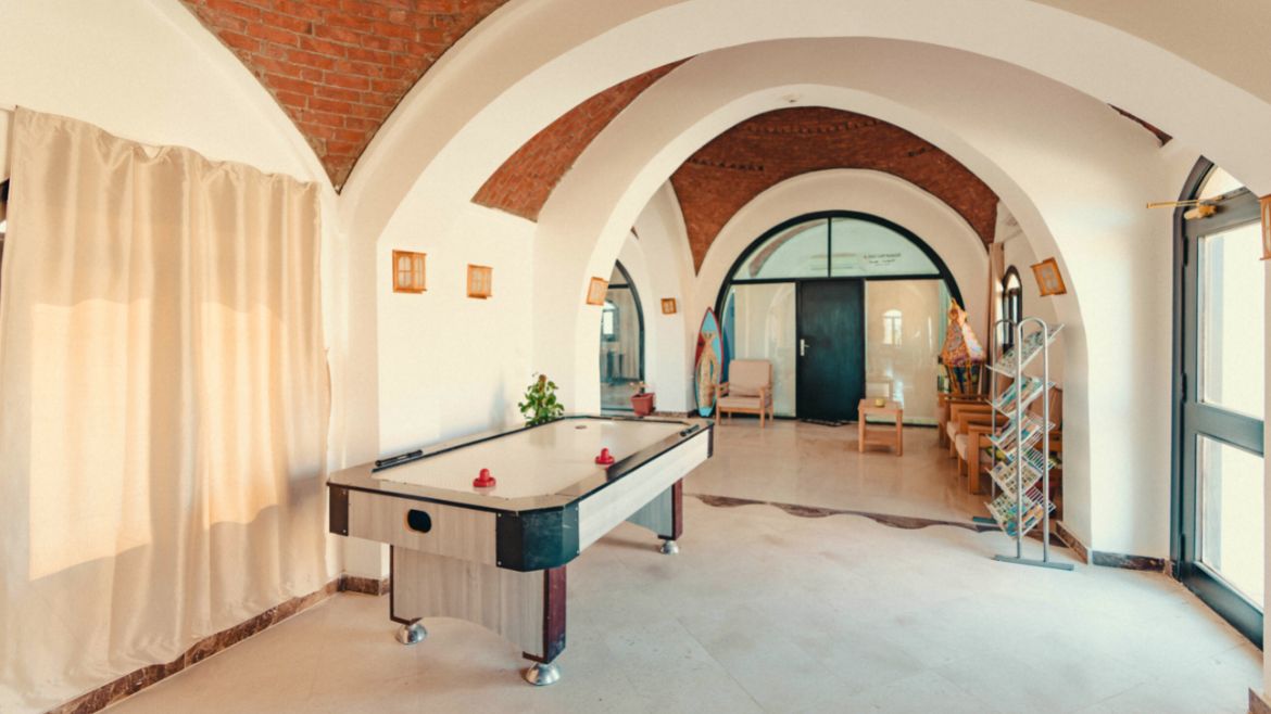 Hamata: Eine Runde Air Hockey