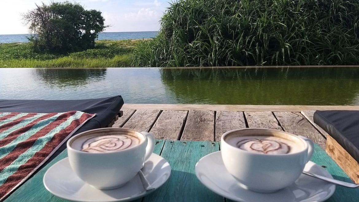 Kappalady: Am Morgen den Kaffee am Infinity Pool genießen