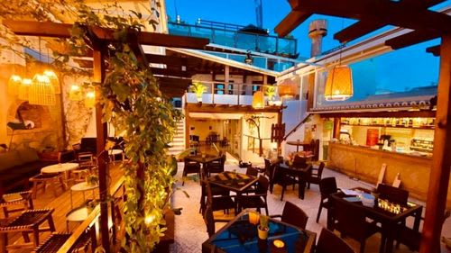 Algarve: Direkt an das Kitehaus angeschlossen befindet sich eine kleine Bar Algarve: Direkt an das Kitehaus angeschlossen befindet sich eine kleine Bar
