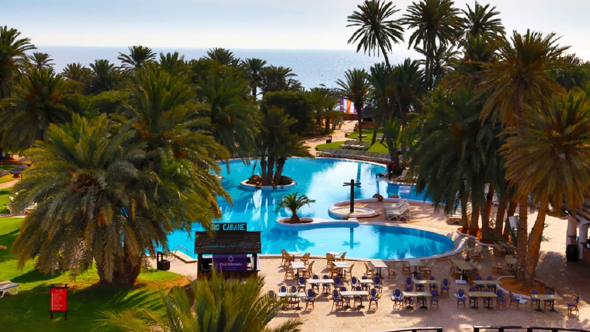 Djerba-Zarzis: Außenansicht der Poollandschaft des Komforthotels