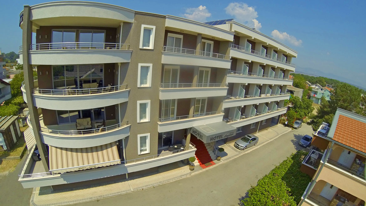 Ulcinj: Außenansicht vom Komforthotel