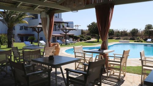 Naxos: Essbereich direkt am Pool