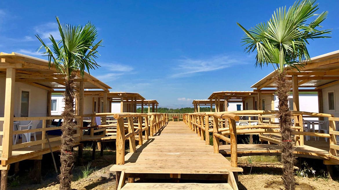 Ulcinj: Außenansicht der Strand Bungalows