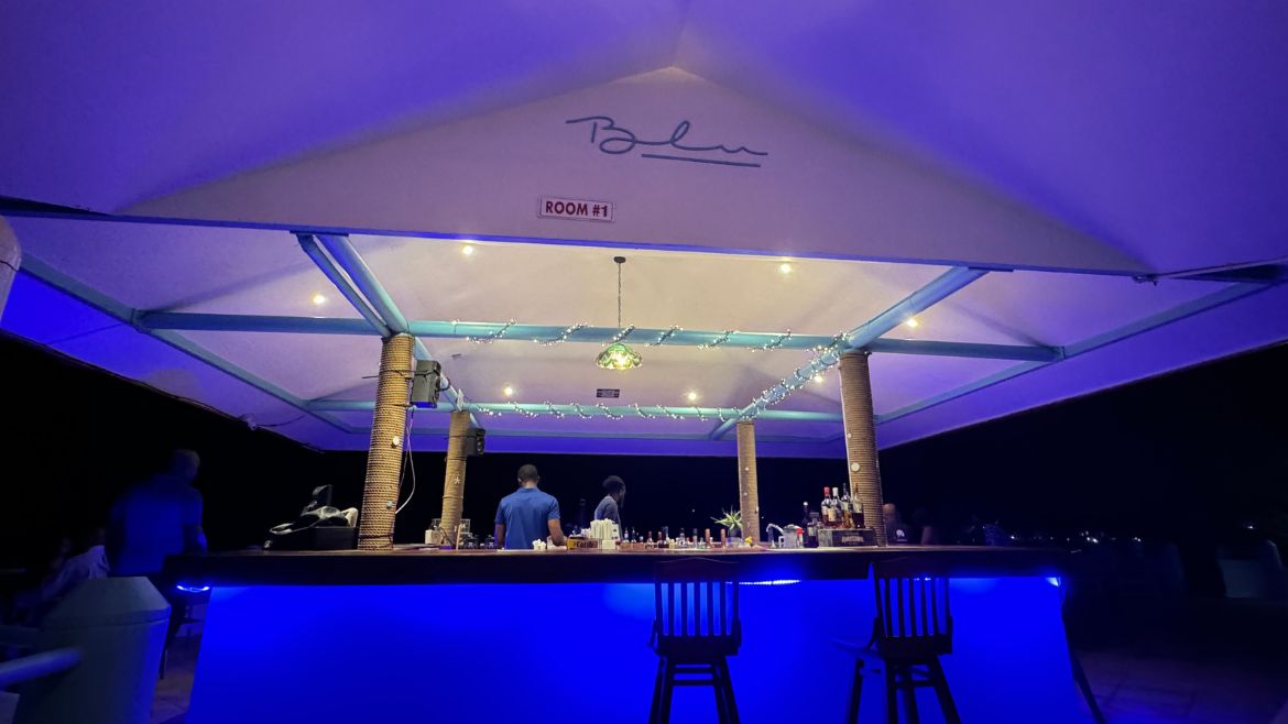 Tobago: Die Bar am Abend im Komforthotel 