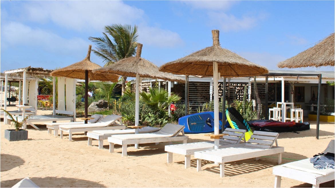 Boa Vista: Direkt neben der Station befindet sich eine Beach Bar mit Strandliegen Boa Vista: Direkt neben der Station befindet sich eine Beach Bar mit Strandliegen