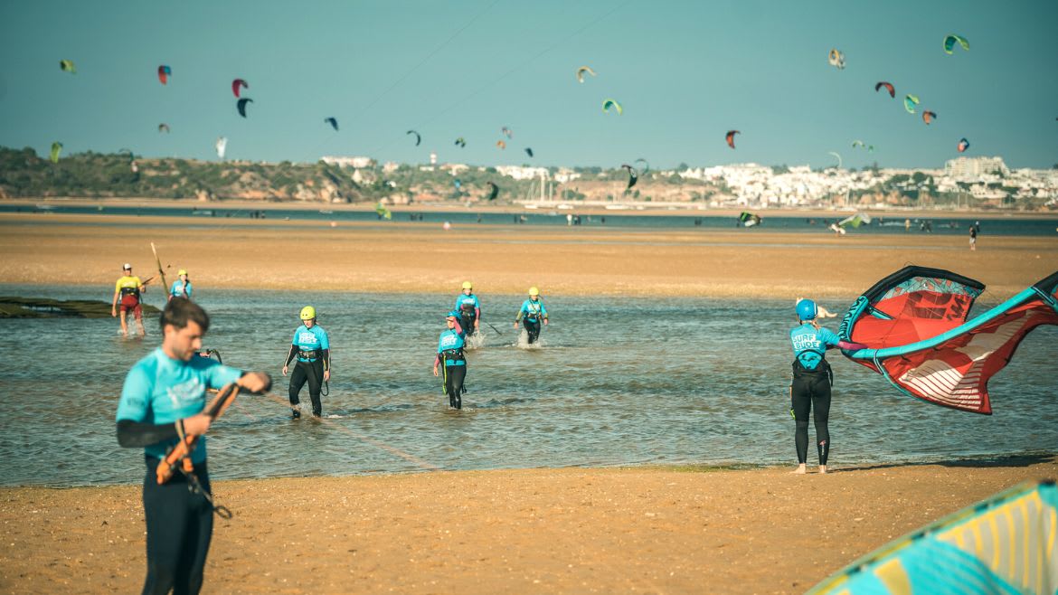 Algarve: Beliebtes Revier für Kitesurfer um das Kitesurfen zu erlernen oder zu vertiefen Algarve: Beliebtes Revier für Kitesurfer um das Kitesurfen zu erlernen oder zu vertiefen