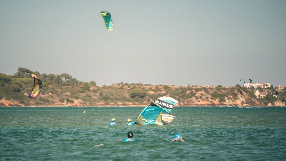 Algarve: Beste Bedingungen während unserer Camp Tage das Kitesurfen zu erlernen Algarve: Beste Bedingungen während unserer Camp Tage das Kitesurfen zu erlernen
