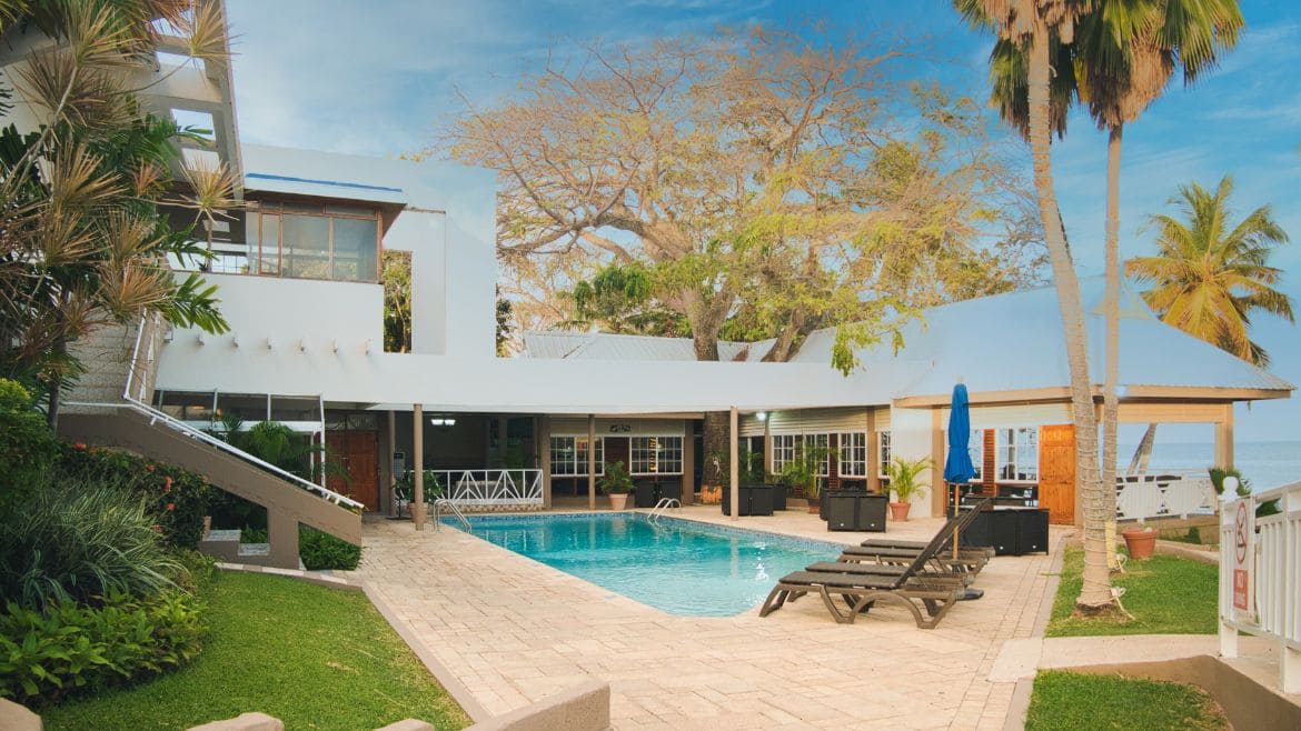 Tobago: Blick auf das Restaurant und weiterer Pool des Hotels Tobago: Blick auf das Restaurant und weiterer Pool des Hotels