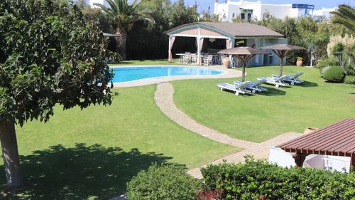 Naxos: Gartenbereich der Surfer Appartements