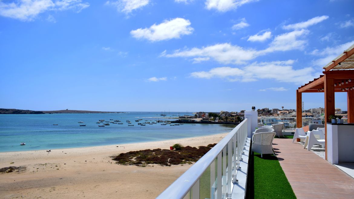 Boa Vista: Blick auf den Strand von der Terrasse des Surfhotels