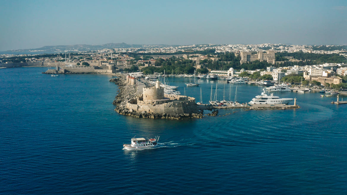 Fanes: Blick auf Rhodos Stadt. Fanes: Blick auf Rhodos Stadt.