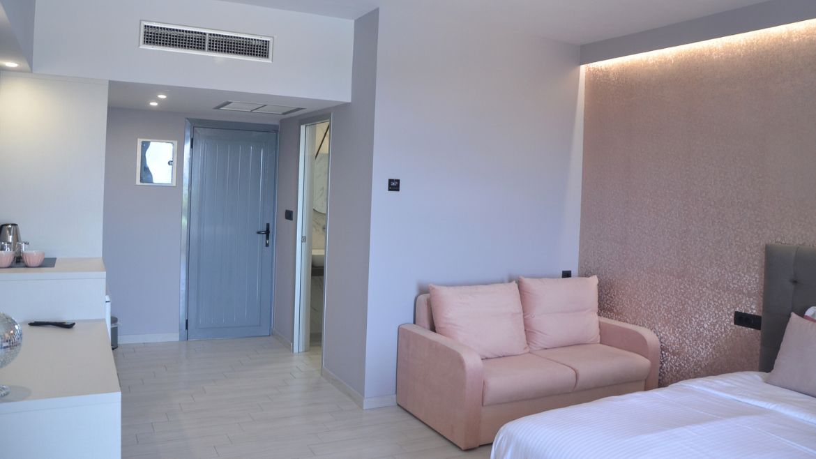 Theologos: Blick in das Studio Meerblick