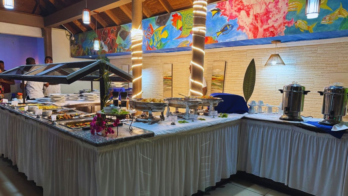 Tobago: Buffet am Abend Tobago: Buffet am Abend