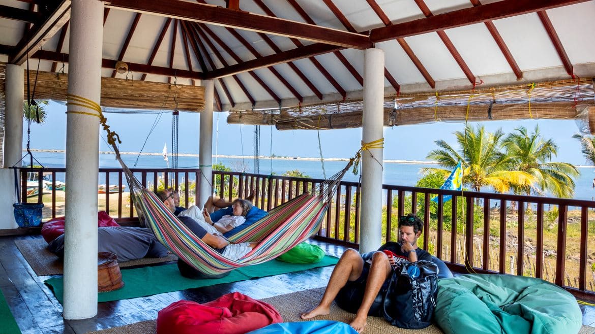 Kalpitiya: Chillout-Bereich mit Blick auf die Lagune Kalpitiya: Chillout-Bereich mit Blick auf die Lagune