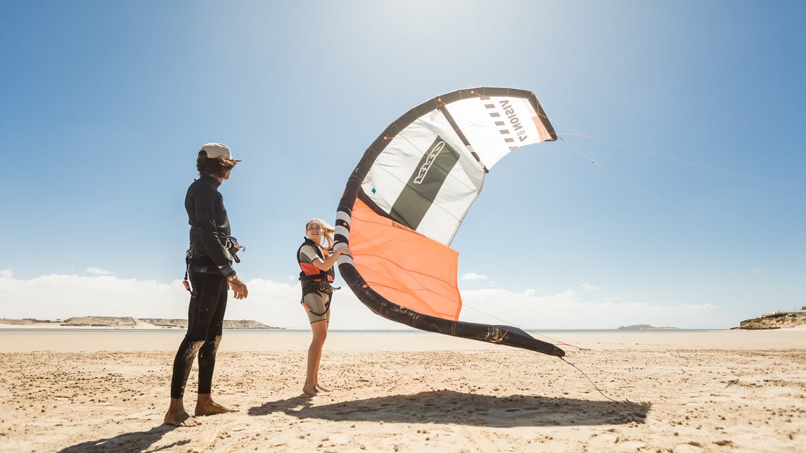Dakhla: Starten des Kites an Strand Dakhla: Starten des Kites an Strand
