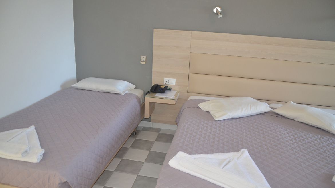 Rhodos Theologos: Zimmer mit Doppelbett und ein Einzelbett