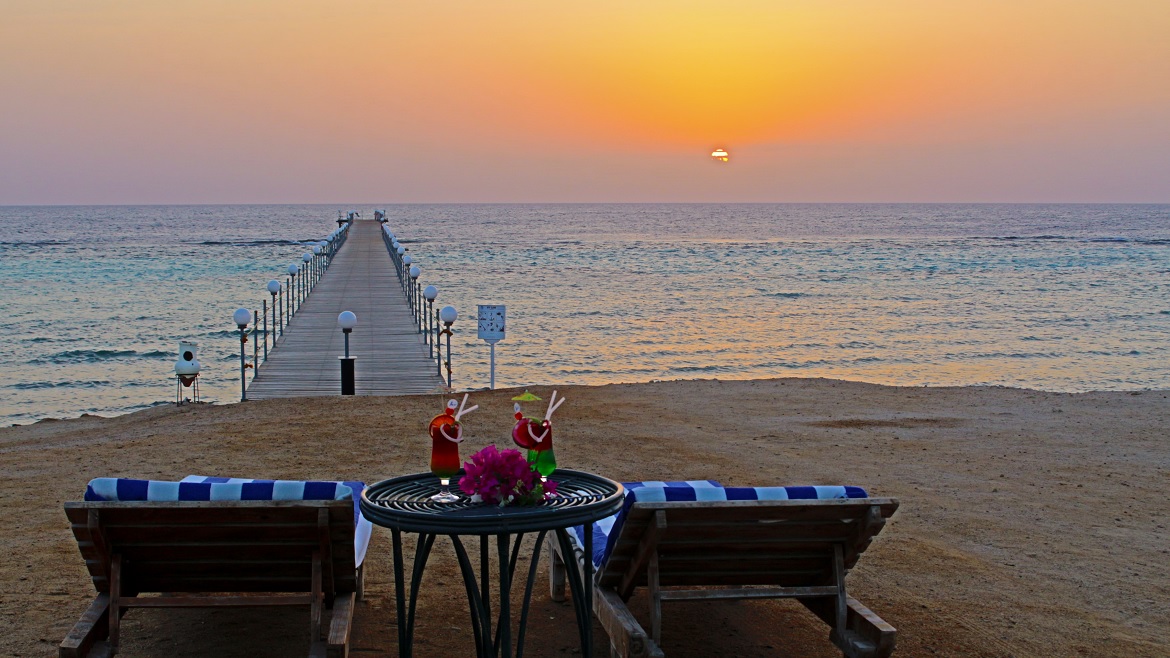 Hamata: Den Abend am Strand des Komforthotels ausklingen lassen.