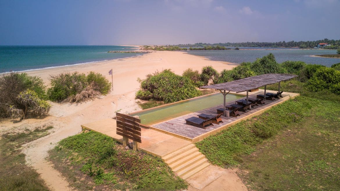 Kappalady: Der Infinity-Pool liegt zwischen dem Indischen Ozean und der Kappalady Lagune