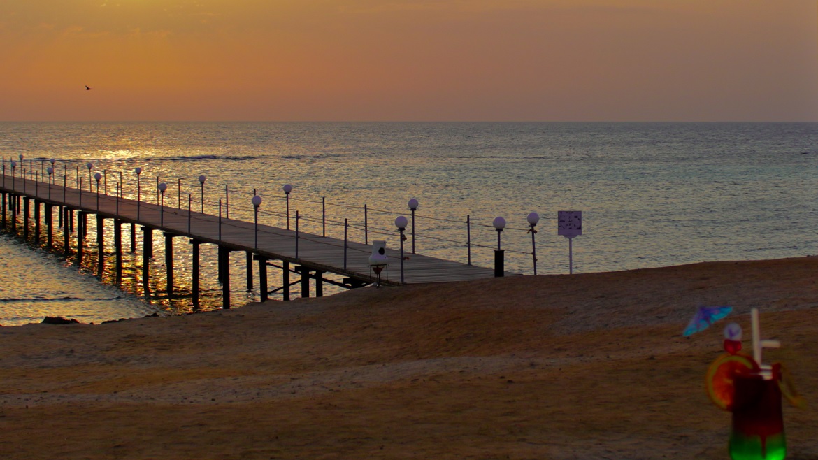 Hamata: Der Steg des Komforthotels über das Korallenriff. Hamata: Der Steg des Komforthotels über das Korallenriff.