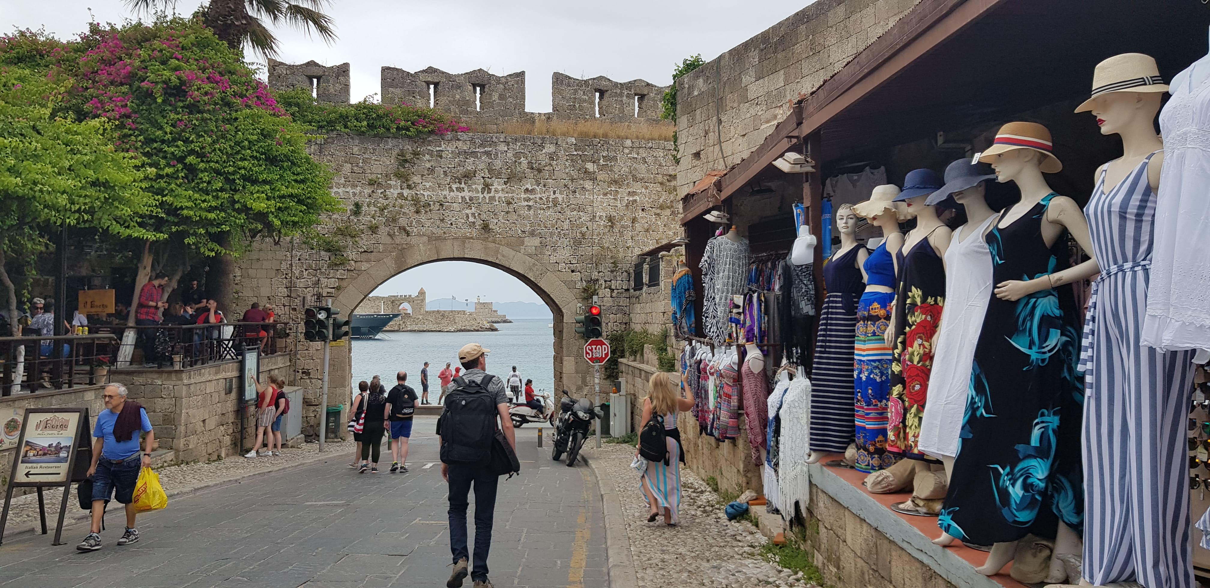 Fanes: Die alte Stadtmauer von Rhodos Stadt ist noch gut erhalten. Fanes: Die alte Stadtmauer von Rhodos Stadt ist noch gut erhalten.