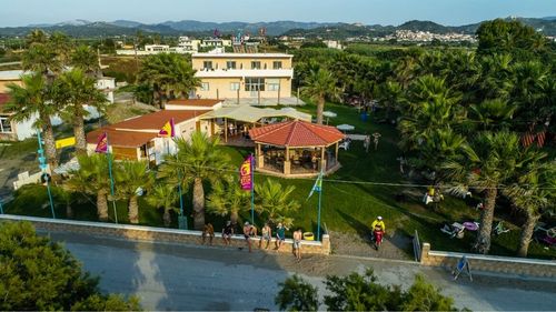 Rhodos Fanes: Die Kitesurf Station umgeben von einem schönen Garten