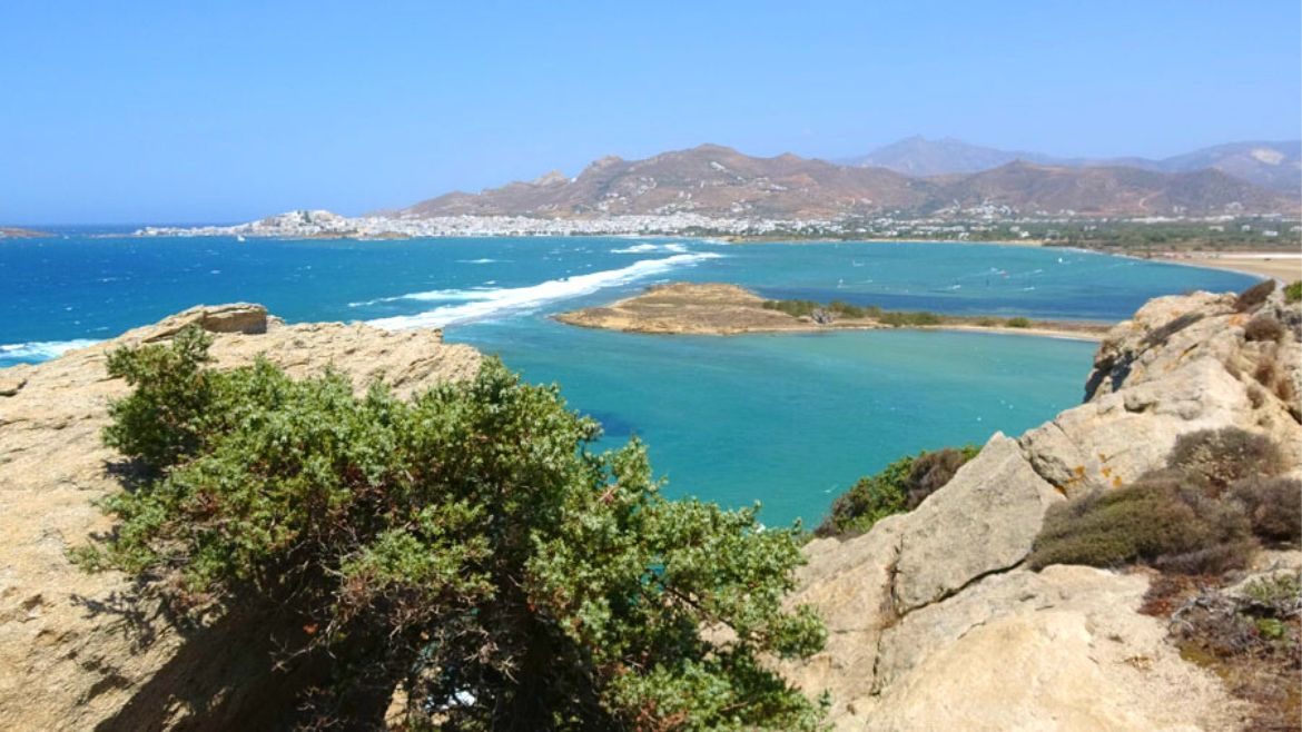Naxos: Die Lagune umgeben von einer Hügellandschaft Naxos: Die Lagune umgeben von einer Hügellandschaft