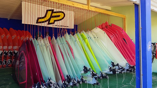 Windsurfmaterial und Lagerung: Die Station in Dakhla verfügt über jede Menge Material