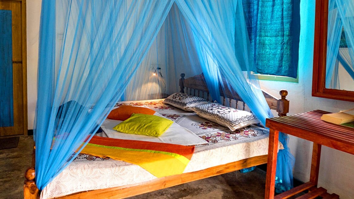 Kalpitiya: Doppelbett in den Standard Zimmern der Surf Cabanas Kalpitiya: Doppelbett in den Standard Zimmern der Surf Cabanas
