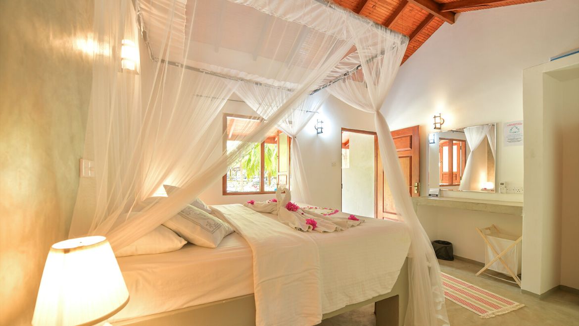 Kalpitiya: Blick in das Doppelzimmer in den Palmen Bungalows Kalpitiya: Blick in das Doppelzimmer in den Palmen Bungalows