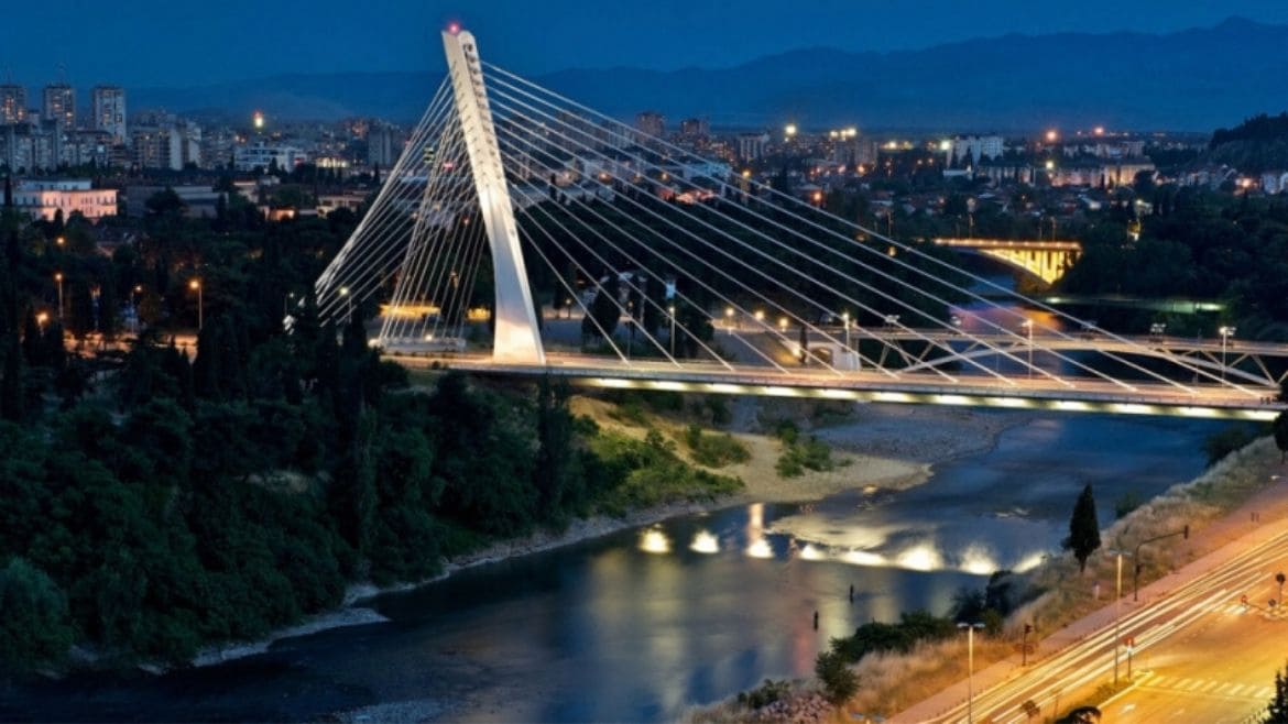 Ulcinj: Die Millenium Bridge - eines der Wahrzeichen von Podgorica Ulcinj: Die Millenium Bridge - eines der Wahrzeichen von Podgorica