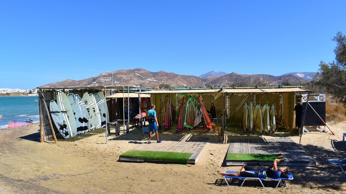 Naxos: Am besten Platz der Lagune befindet sich die gut ausgestattete Wing- und Windsurf Station
