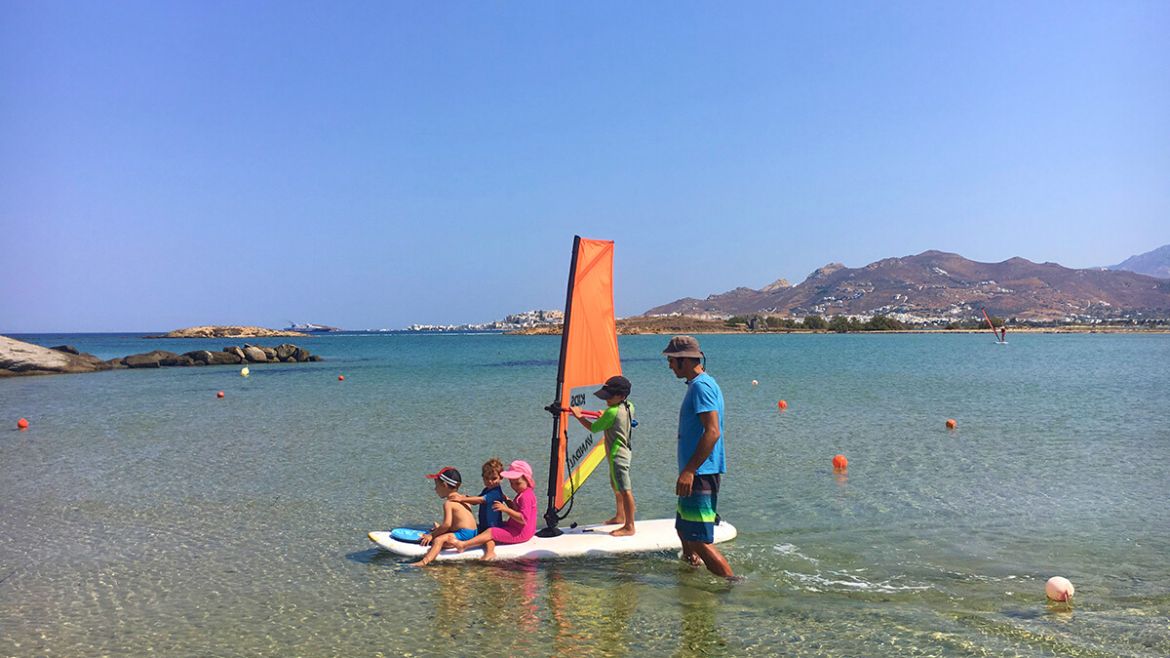 Naxos: Familien sind an der Wing- und Windsurf Station herzlich willkommen Naxos: Familien sind an der Wing- und Windsurf Station herzlich willkommen