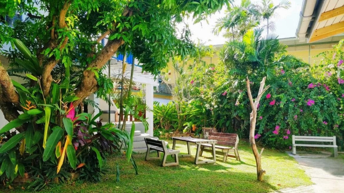 Tobago: Gartenbereich der Surf Studios Tobago: Gartenbereich der Surf Studios