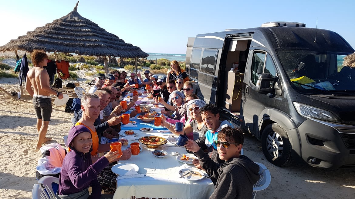 Djerba-Zarzis: Ein gemeinsames Essen darf an der Kitesurf Station nicht fehlen Djerba-Zarzis: Ein gemeinsames Essen darf an der Kitesurf Station nicht fehlen