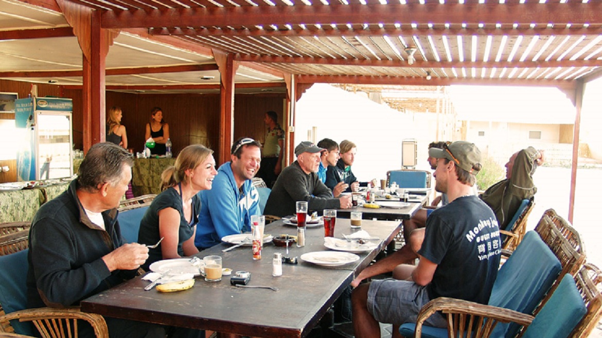 Hamata: gemeinsames Essen im Kite Hotel