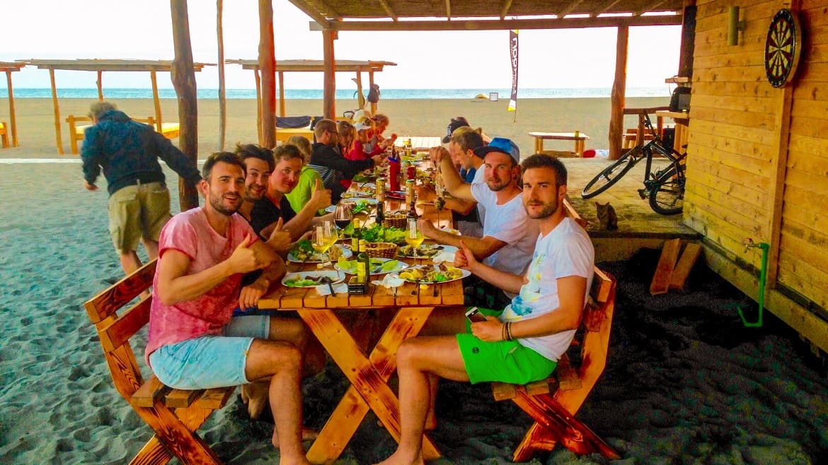 Ulcinj: Gemeinschaftsessen an der Station