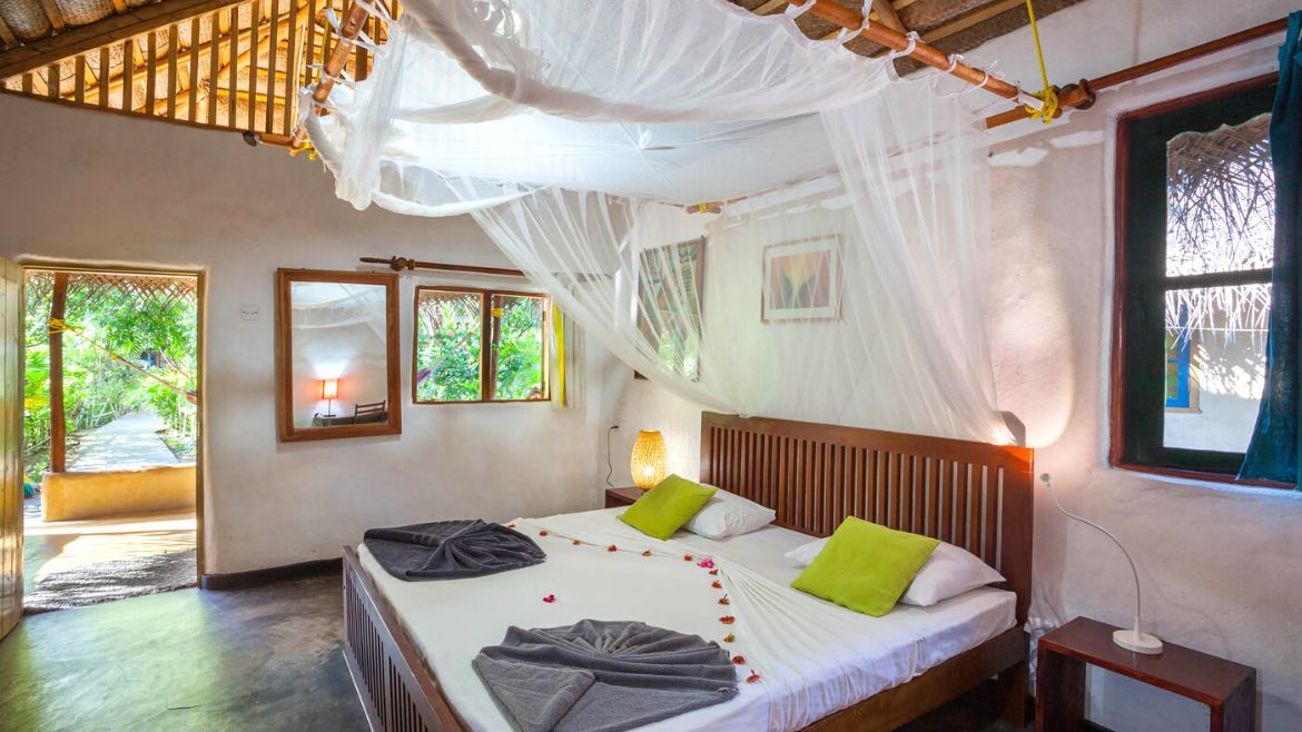 Kalpitiya: gemütliches Doppelbett in den Surf Cabanas Kalpitiya: gemütliches Doppelbett in den Surf Cabanas