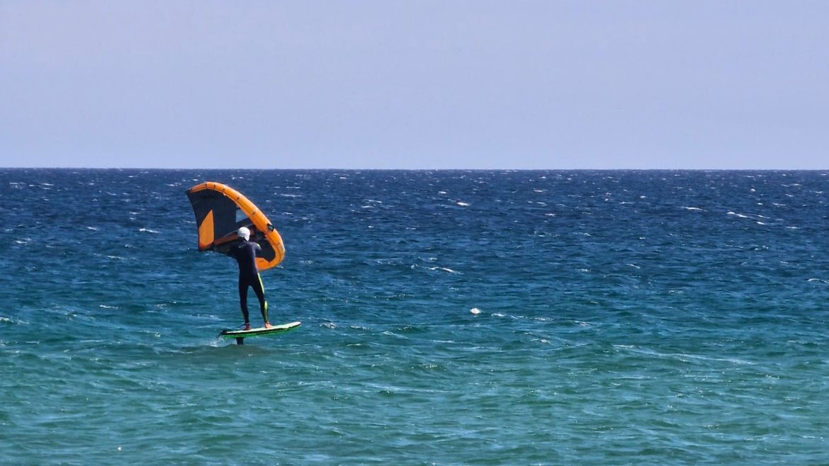 Algarve: Wingfoilen lernen an der Algarve Algarve: Wingfoilen lernen an der Algarve