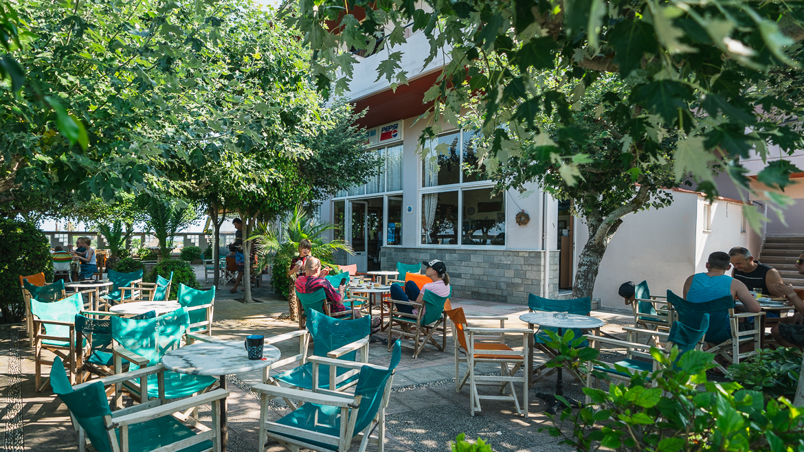 Fanes: Im Garten des Surfhotels wird gespeist.