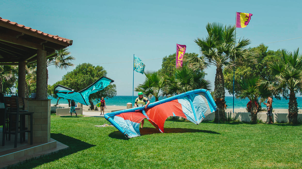 Fanes: Im Garten werden die Kites gesäubert.