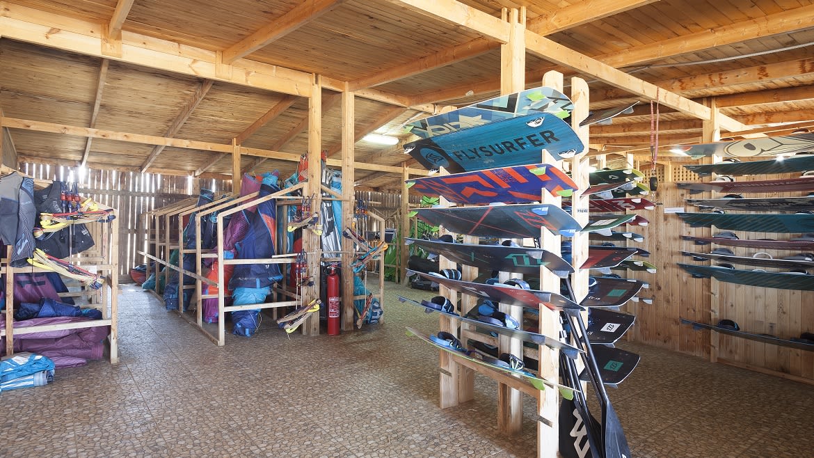 Hamata: An der Kitesurfstation findest Du jede Menge Material. Hamata: An der Kitesurfstation findest Du jede Menge Material.