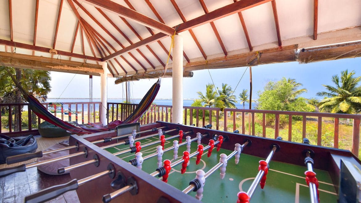 Kalpitiya: Eine Runde kickern mit Blick auf die Lagune