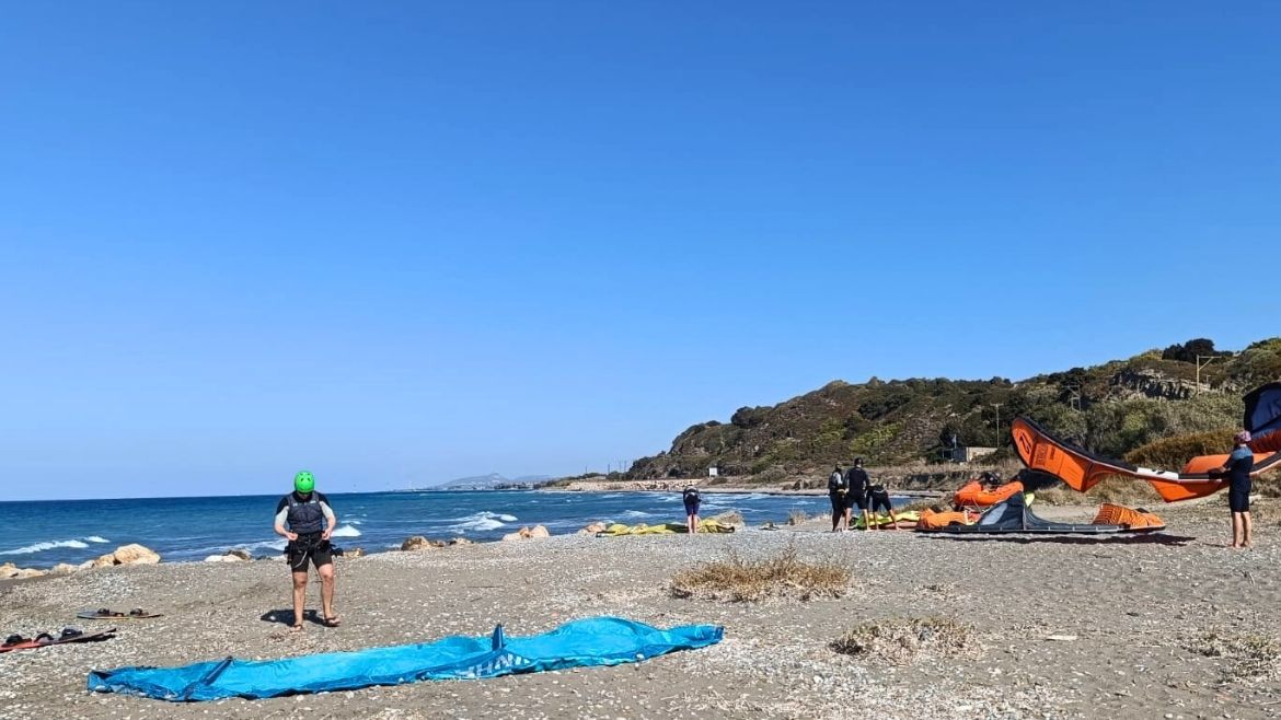 Die Campteilnehmer bereiten sich für den Kitetag vor