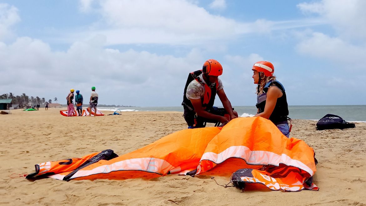 Kappalady: Kiteaufbau am Strand Kappalady: Kiteaufbau am Strand
