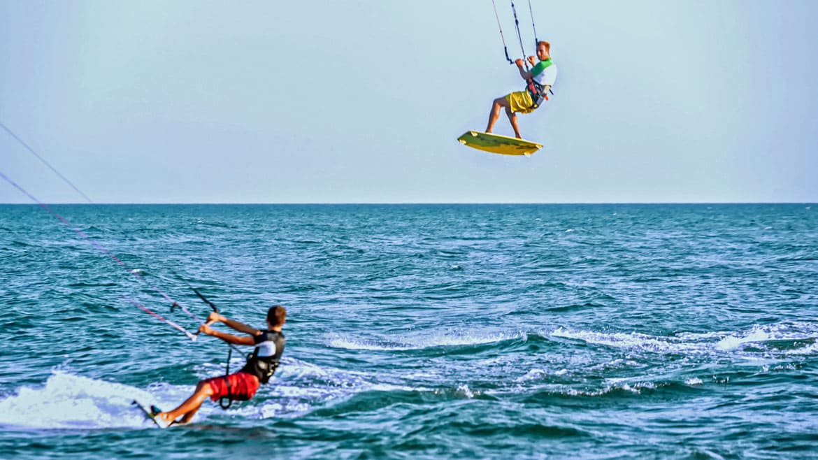 Ulcinj: Kiter an der Kite- und Wingsurf Station Ulcinj: Kiter an der Kite- und Wingsurf Station