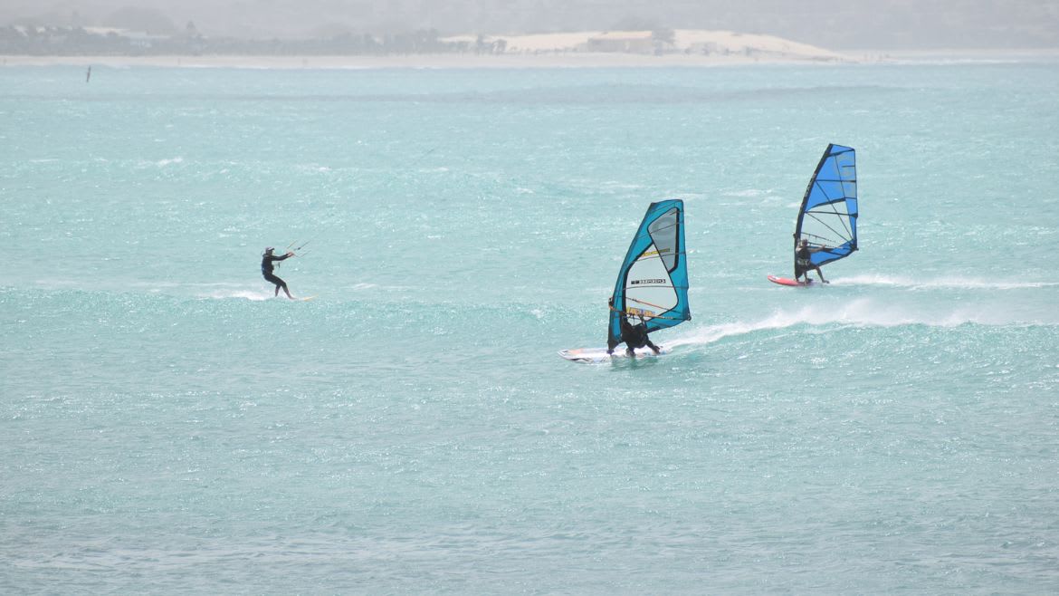 Boa Vista: Kiter und Windsurfer verstehen sich Boa Vista: Kiter und Windsurfer verstehen sich