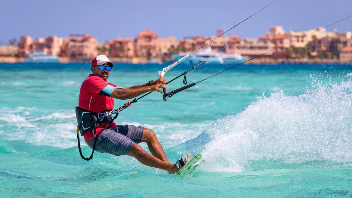 Soma Bay: Kitesurfen und atemberaubende Wasserfarben Soma Bay: Kitesurfen und atemberaubende Wasserfarben
